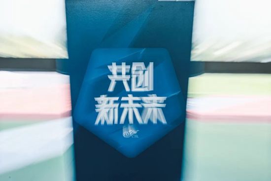 古巴难平易近青年托尼（阿尔•帕西诺 Al Pacino 饰）避祸来到了美国的迈阿密，成了一个典型的天不怕、地不怕的美国陌头小混混。托尼在本地的一个毒枭手下干活，因其心狠手辣、胆大心小，十分超卓地帮老迈完成了几件使命而敏捷遭到欣赏，成为毒枭的第一得力助手。但是托尼并没有就此知足，他先是从委内瑞拉的毒枭那边接下了年夜票据，接着将本身的眼中钉一颗颗除往，权势不竭扩年夜。当他的老迈感触感染到要挟时已太晚了，托尼将老迈干失落然后一统了迈阿密福寿膏市场的全国。托尼得势后他的性情起头变得捕风捉影，对四周的人乃至至亲的家人、好兄弟都布满思疑。狐疑使他逐步走上了不回路！